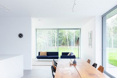 Systèmes de rideaux à bandes verticales, SG 2910, Palisade Revive, Gerrards Cross, London, United Kingdom