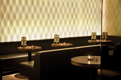 Systèmes de rideaux à bandes verticales, SG 2910, Multi Visio, Room shot "Amber Club", Zurich, Switzerland, Vertical Waves