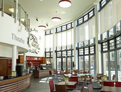 Sistemas de enrollables, SG 4970, Multiscreen 1-10%, Room shot "Durham Gateway", Durham, United Kingdom